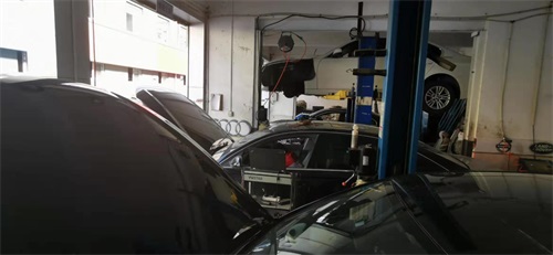 手動擋汽車打火時到底要不要踩離合？